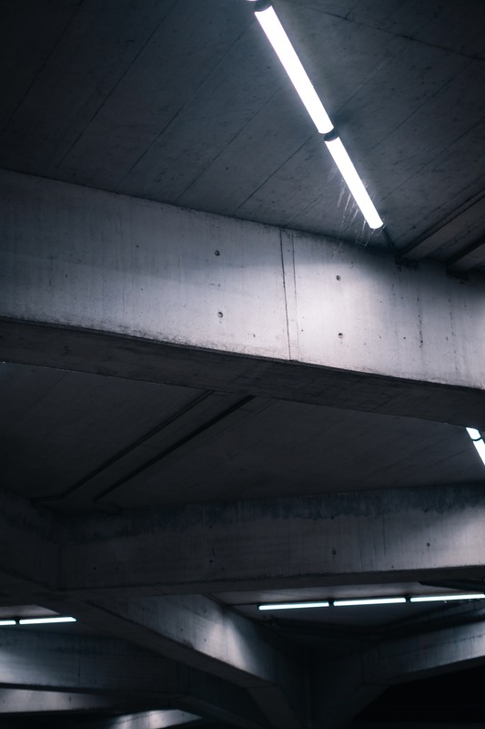 Batiment avec des lumières.